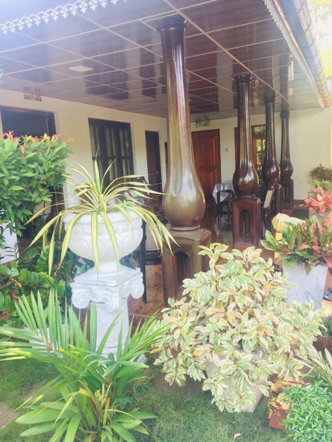 Malee Homestay Полонарува Екстериор снимка